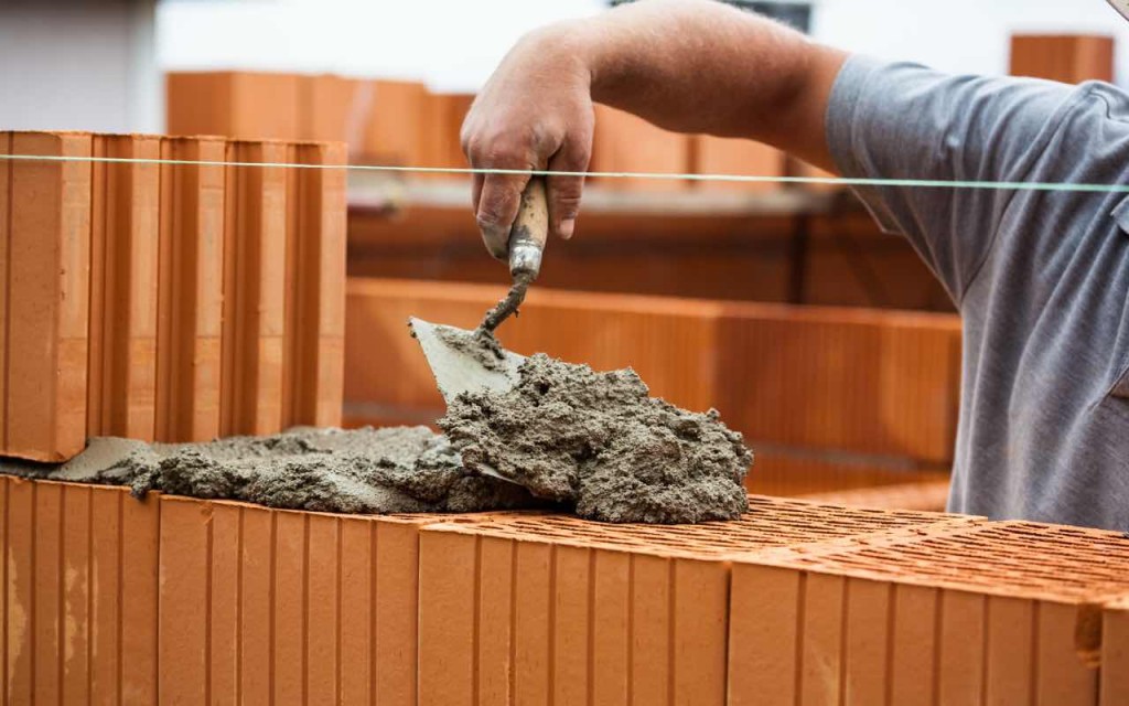 Simon Härtl Mauerarbeiten auf einer Baustelle